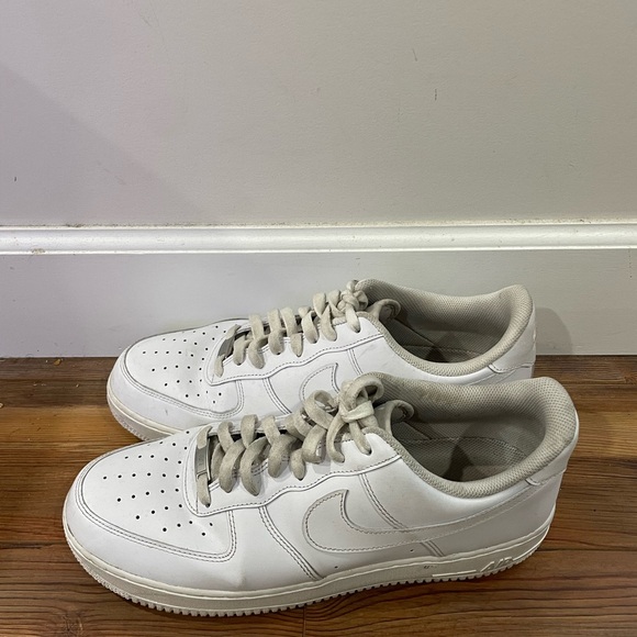 Nike White Men's Shoes - Picture 1 of 5